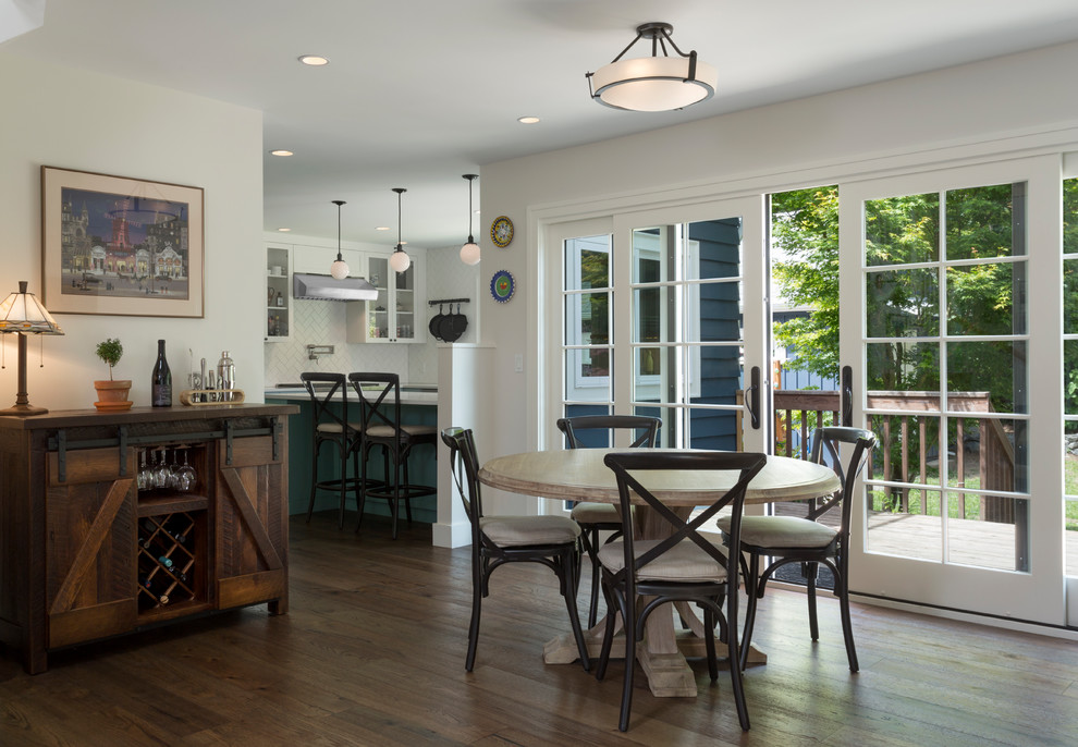 Свежая идея для дизайна: кухня-столовая среднего размера в стиле ретро с белыми стенами и коричневым полом - отличное фото интерьера