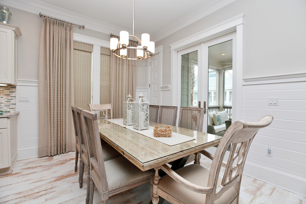 Idee per una sala da pranzo aperta verso la cucina classica di medie dimensioni con pareti beige, parquet chiaro e pavimento bianco