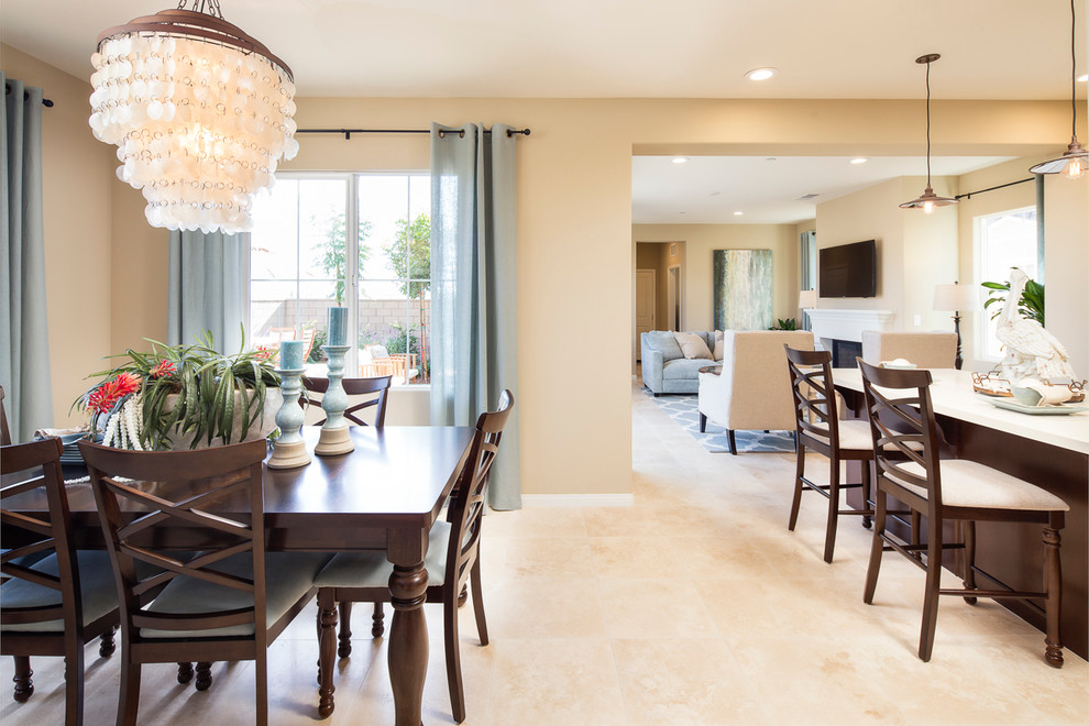 Ispirazione per una sala da pranzo aperta verso il soggiorno tradizionale con pareti beige e pavimento in travertino