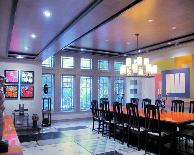 Geräumiges Modernes Esszimmer mit beiger Wandfarbe und gebeiztem Holzboden in New York