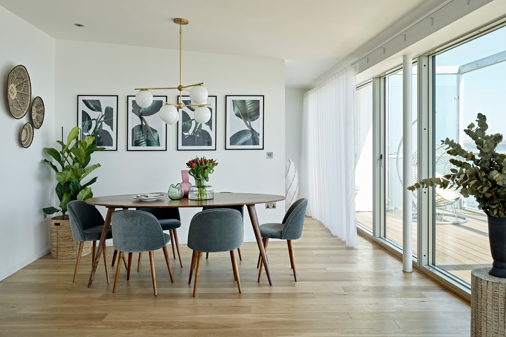 Idee per una sala da pranzo minimal di medie dimensioni con pareti bianche, parquet chiaro e pavimento beige