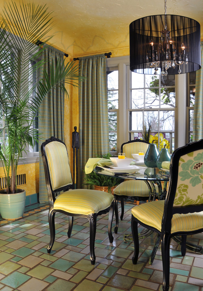 Foto di una piccola sala da pranzo stile marino chiusa con pareti gialle, pavimento in terracotta e nessun camino