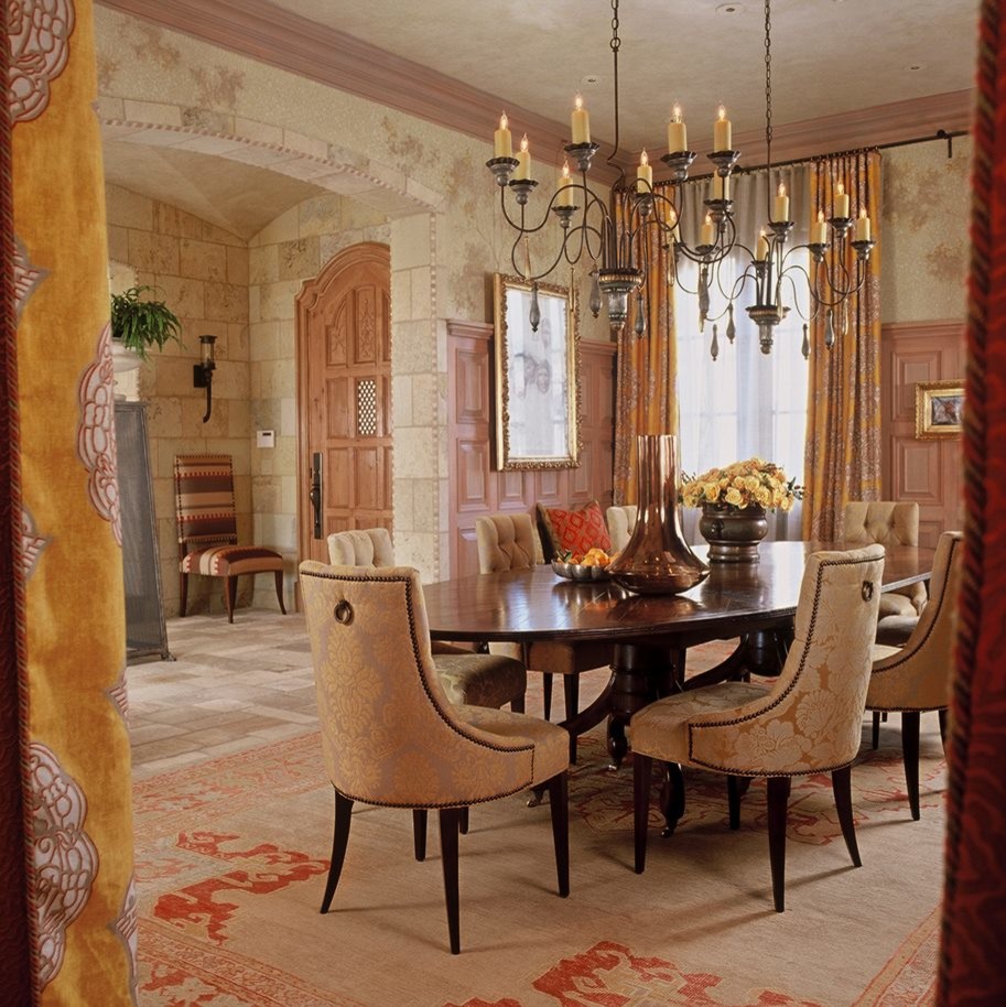 Idée de décoration pour une salle à manger tradition fermée et de taille moyenne avec un mur beige et aucune cheminée.