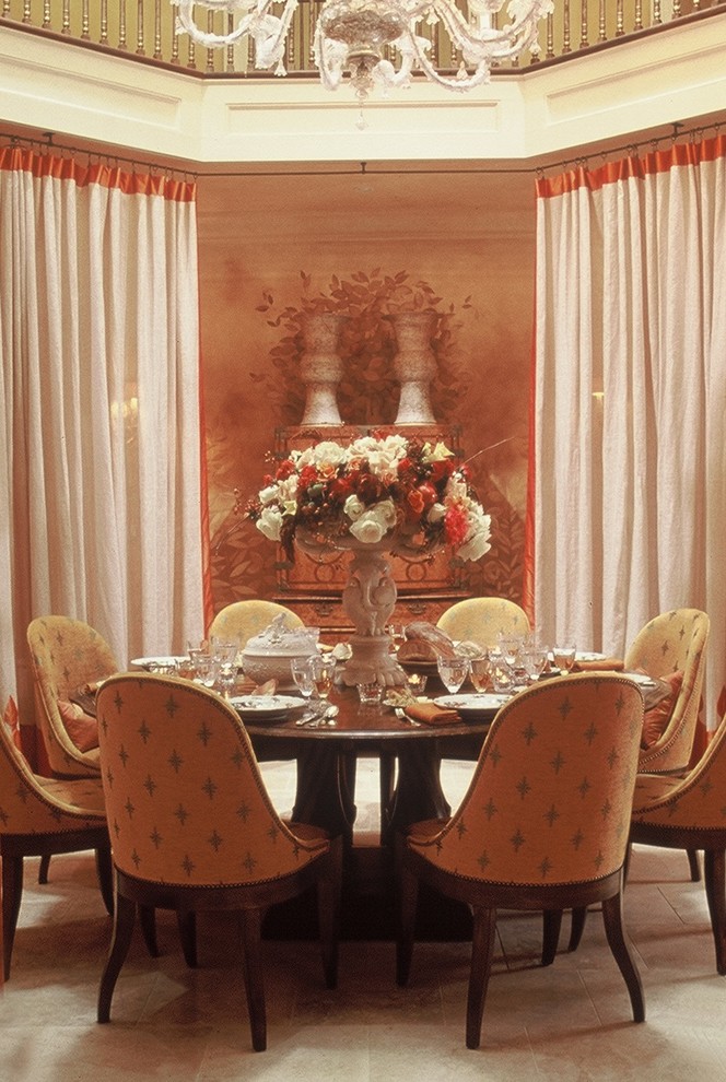 Foto di una grande sala da pranzo classica chiusa con pareti marroni, pavimento in gres porcellanato e nessun camino