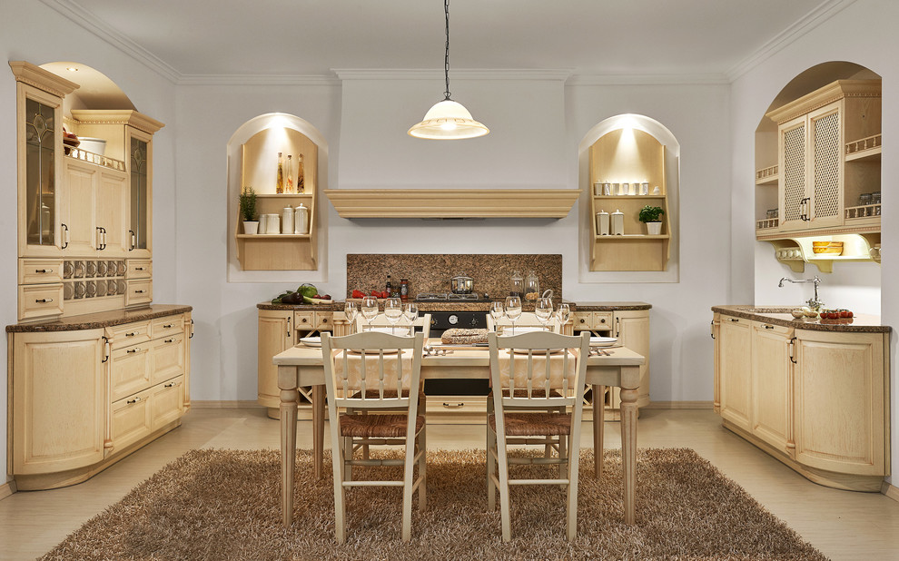 Idée de décoration pour une salle à manger ouverte sur la cuisine tradition de taille moyenne avec un sol en contreplaqué.
