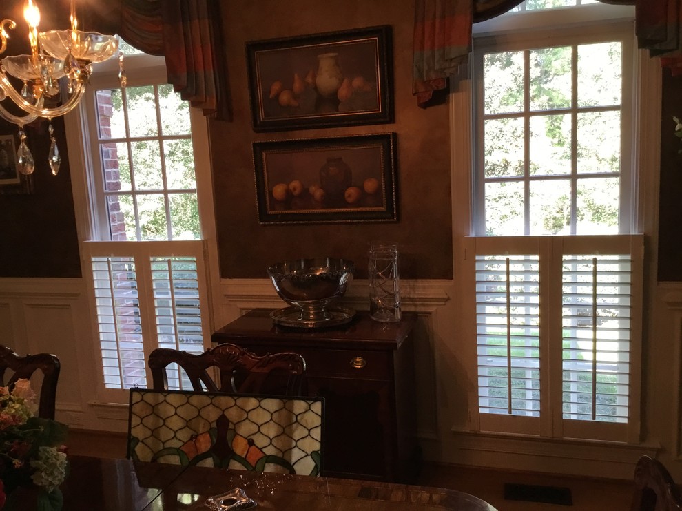 Dining room - traditional dining room idea in Raleigh