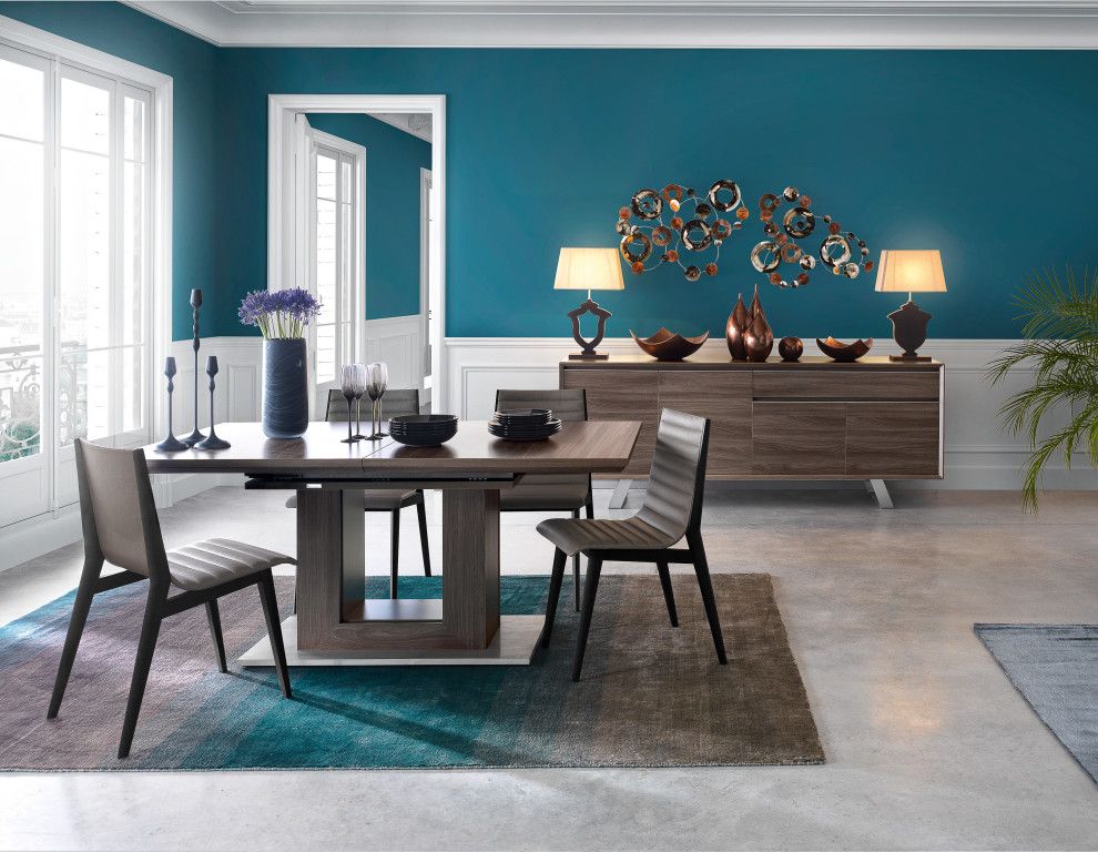 Immagine di una grande sala da pranzo contemporanea con pareti blu e pavimento grigio