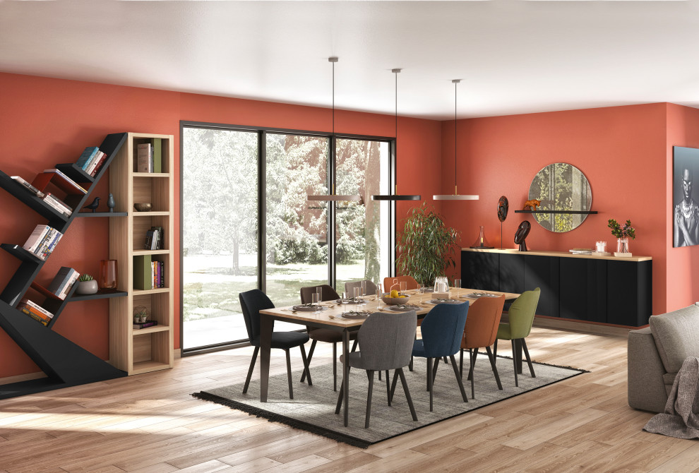Großes Modernes Esszimmer mit oranger Wandfarbe, hellem Holzboden und braunem Boden in London