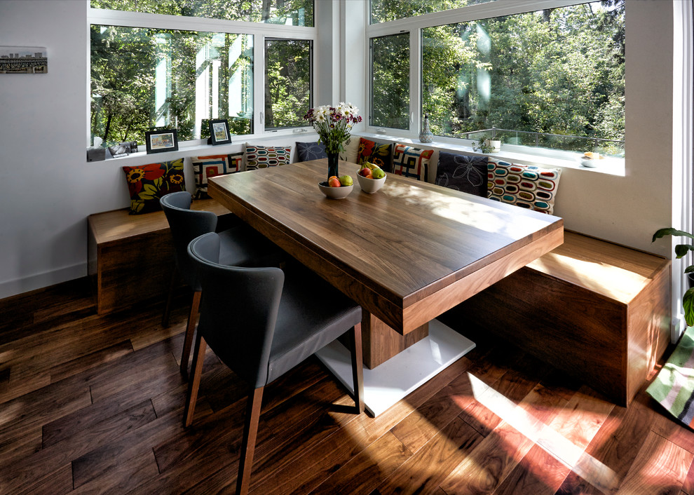 Réalisation d'une salle à manger ouverte sur la cuisine design de taille moyenne avec un mur blanc, parquet foncé et aucune cheminée.