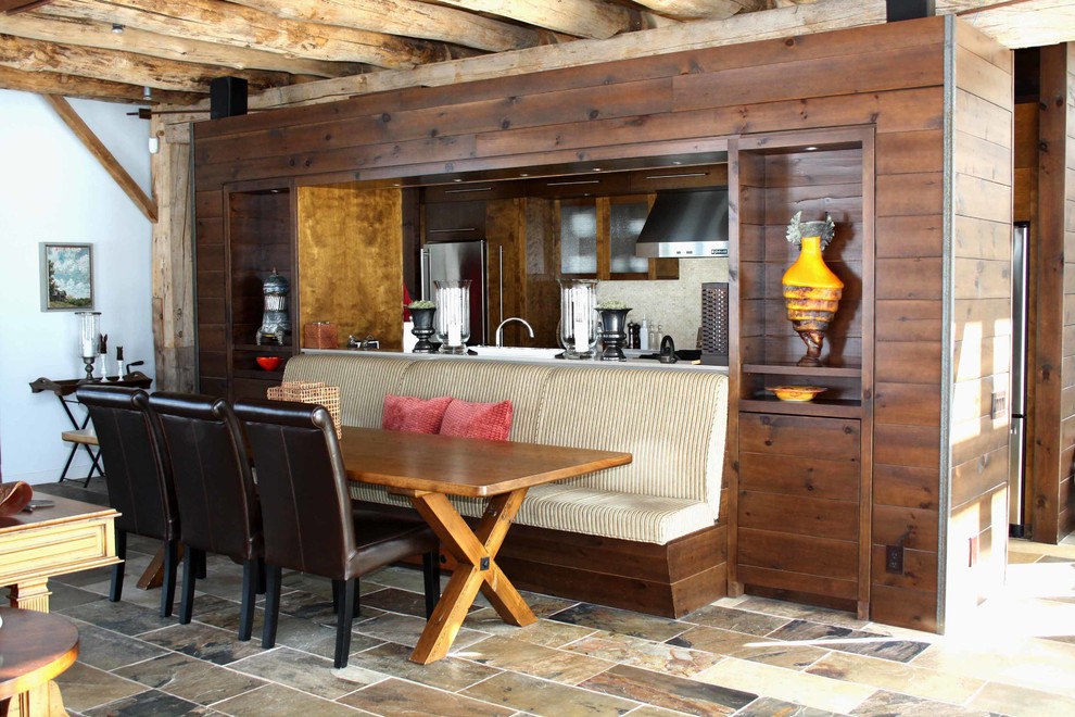 Inspiration för ett rustikt kök med matplats, med vita väggar och skiffergolv
