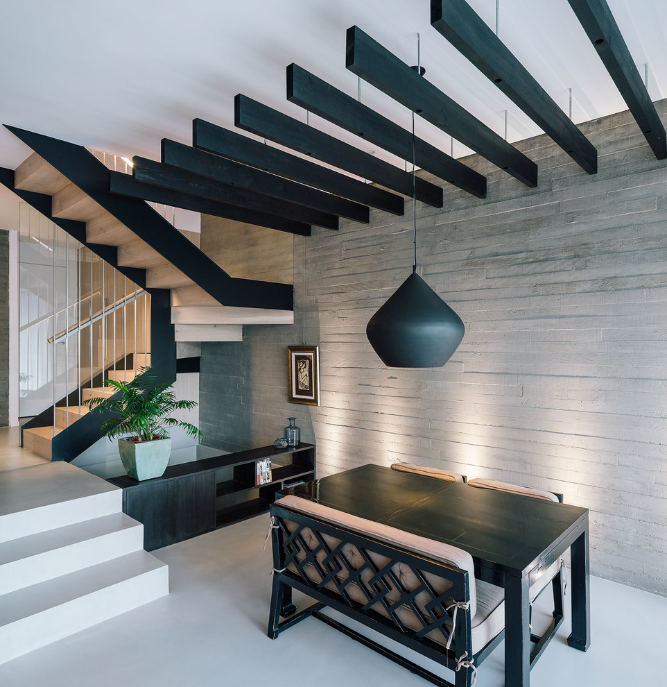 Стильный дизайн: гостиная-столовая среднего размера в современном стиле с серыми стенами, бетонным полом и серым полом - последний тренд