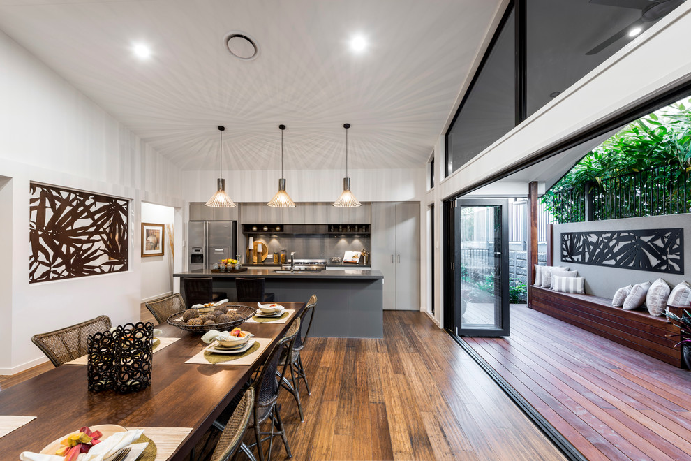 Imagen de comedor de cocina contemporáneo de tamaño medio sin chimenea con paredes blancas y suelo de bambú