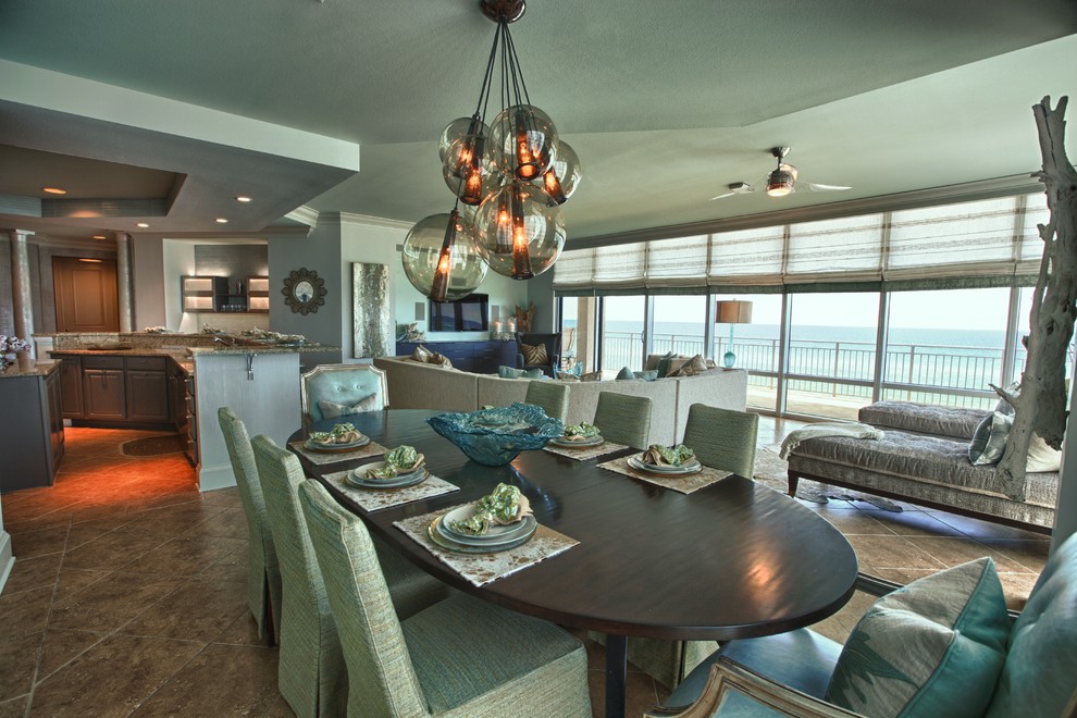 Idee per una grande sala da pranzo aperta verso il soggiorno stile marino con pareti grigie e pavimento con piastrelle in ceramica