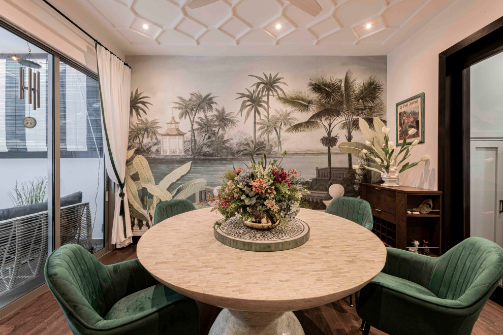 Ispirazione per una sala da pranzo tropicale chiusa e di medie dimensioni con pareti bianche, pavimento in legno massello medio, pavimento marrone e carta da parati
