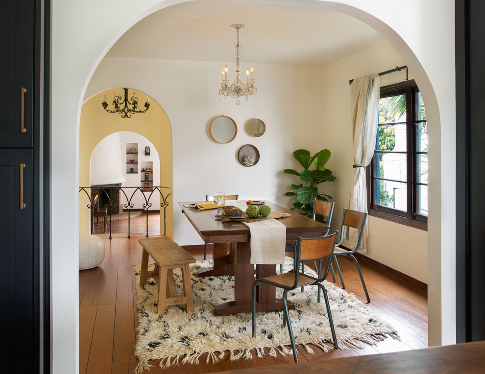 Mittelgroße Mediterrane Wohnküche ohne Kamin mit weißer Wandfarbe, braunem Holzboden und braunem Boden in San Francisco
