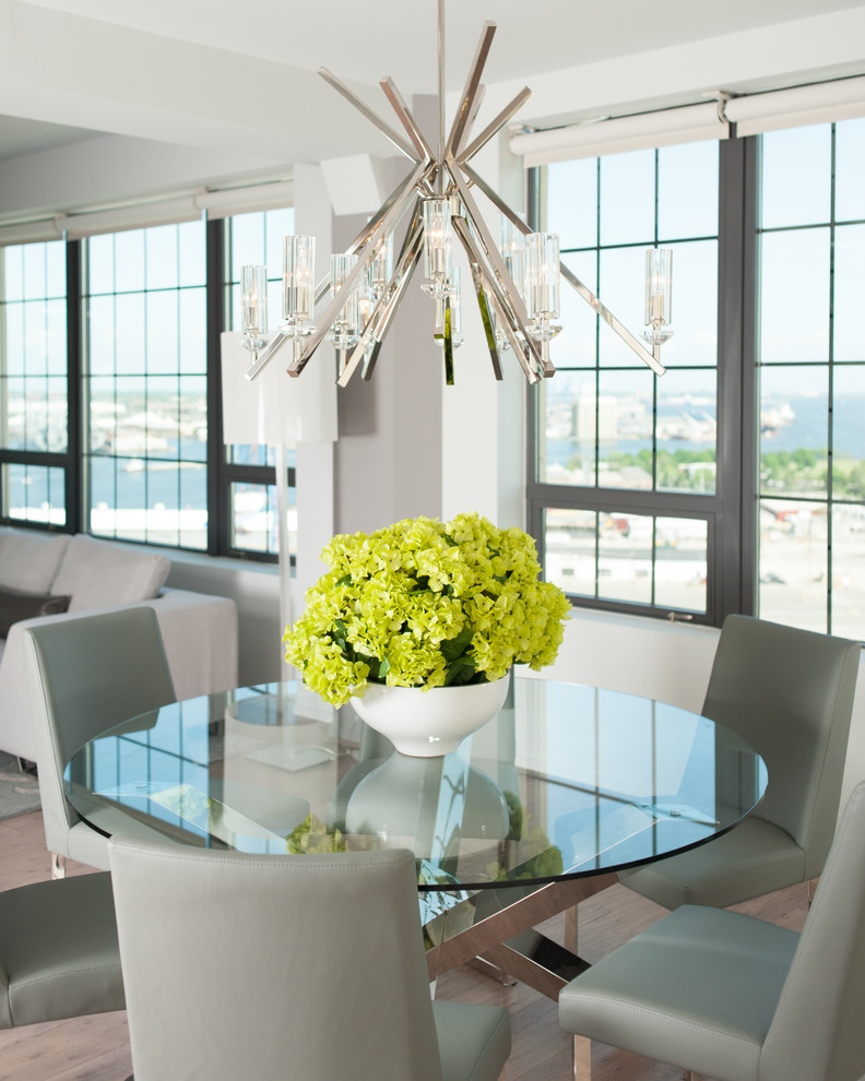 Idée de décoration pour une salle à manger ouverte sur le salon minimaliste de taille moyenne avec un mur gris, un sol en bois brun et un sol beige.