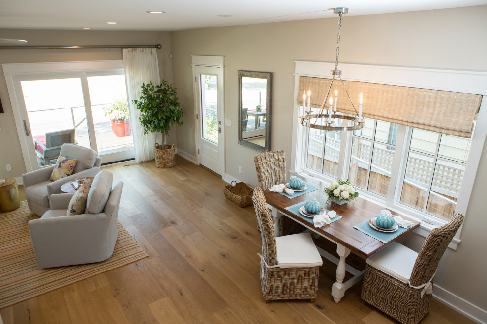 Immagine di una piccola sala da pranzo aperta verso il soggiorno costiera con pareti beige, parquet chiaro, nessun camino e pavimento beige