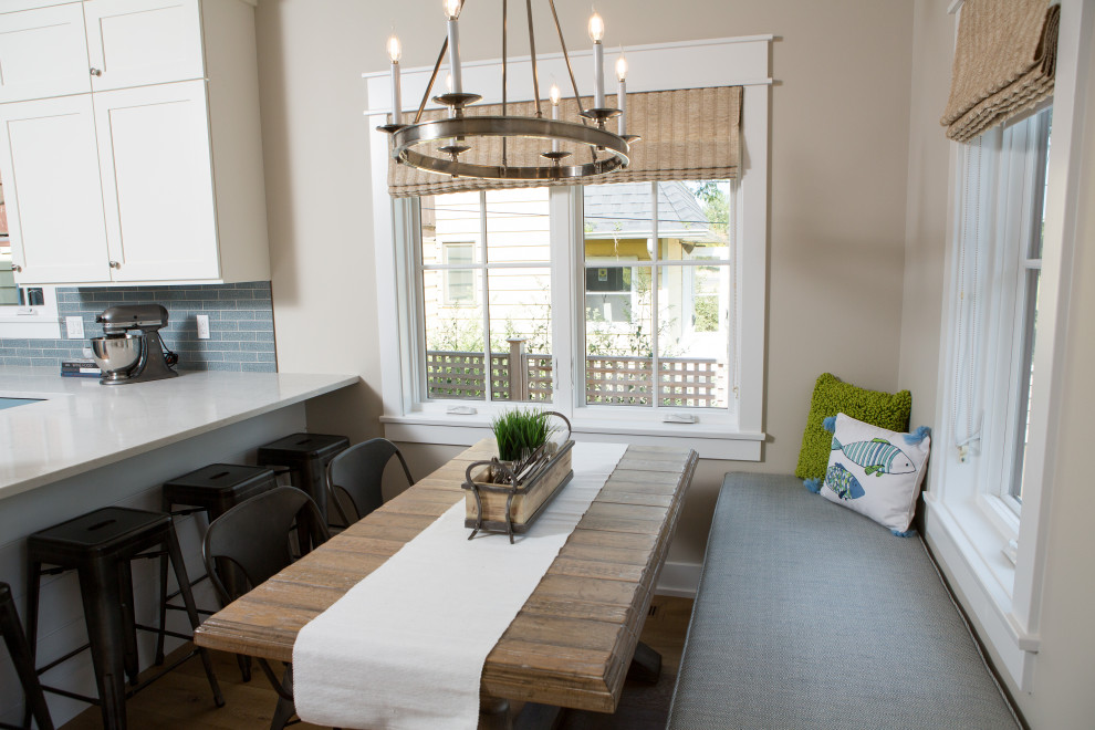 Exemple d'une petite salle à manger avec une banquette d'angle, un mur beige, parquet clair et un sol beige.