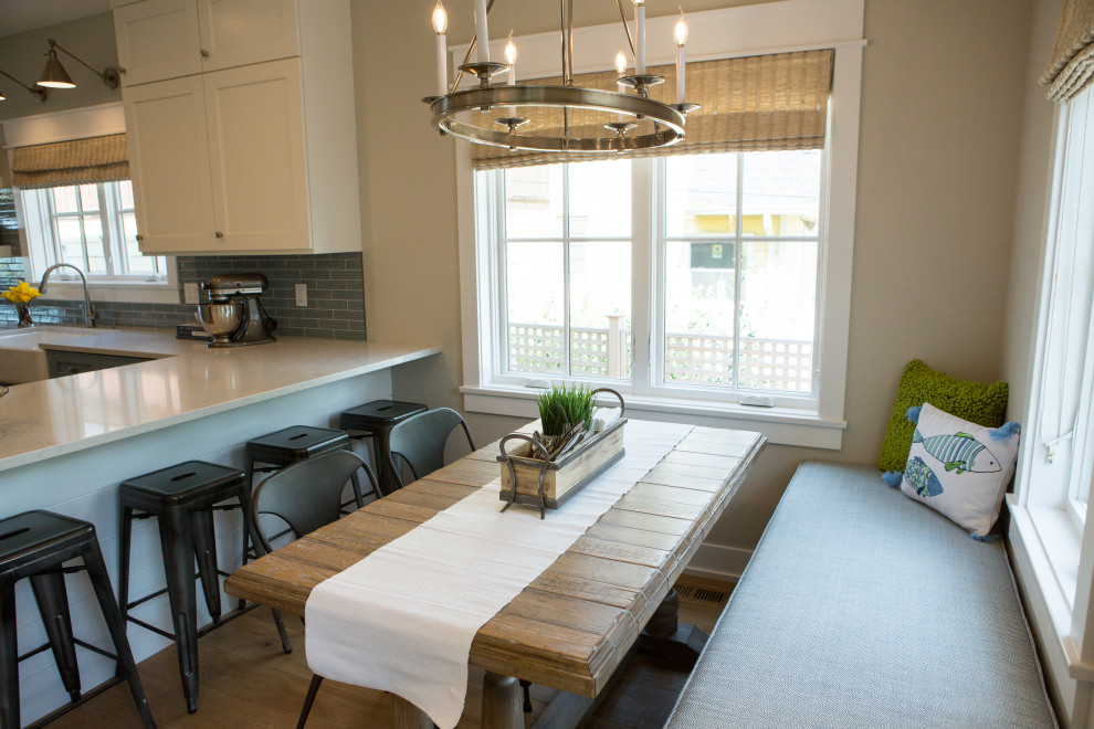 Cette photo montre une petite salle à manger avec une banquette d'angle, un mur beige, parquet clair et un sol beige.