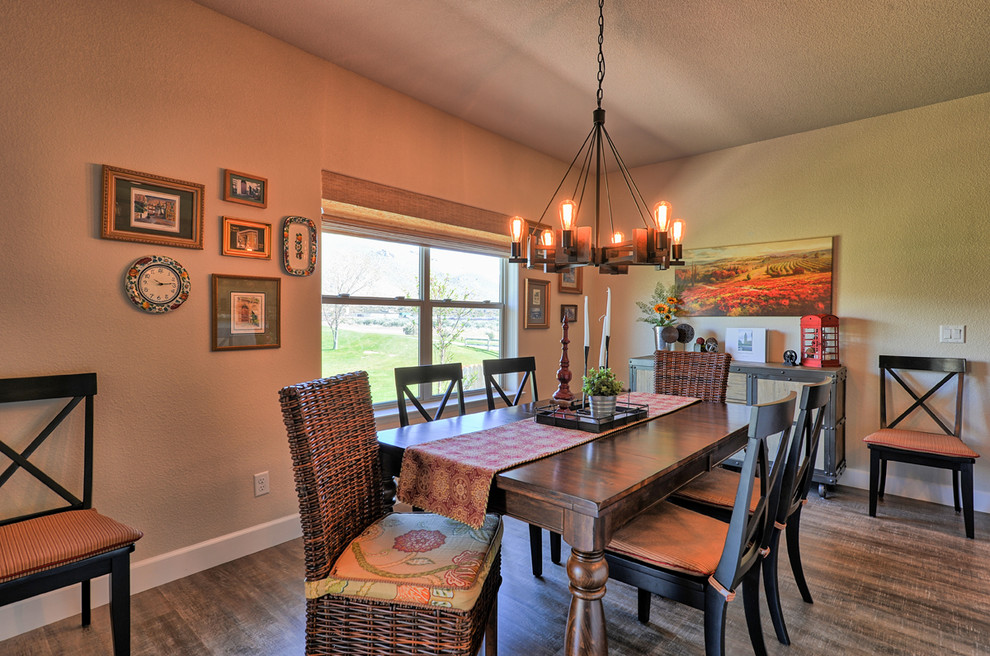 Immagine di una sala da pranzo aperta verso la cucina chic di medie dimensioni con pareti beige, pavimento in laminato e pavimento grigio