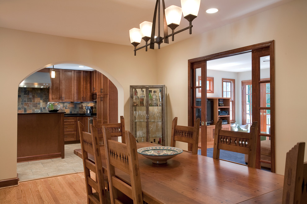 Cette image montre une salle à manger ouverte sur la cuisine design de taille moyenne avec un mur beige et parquet clair.