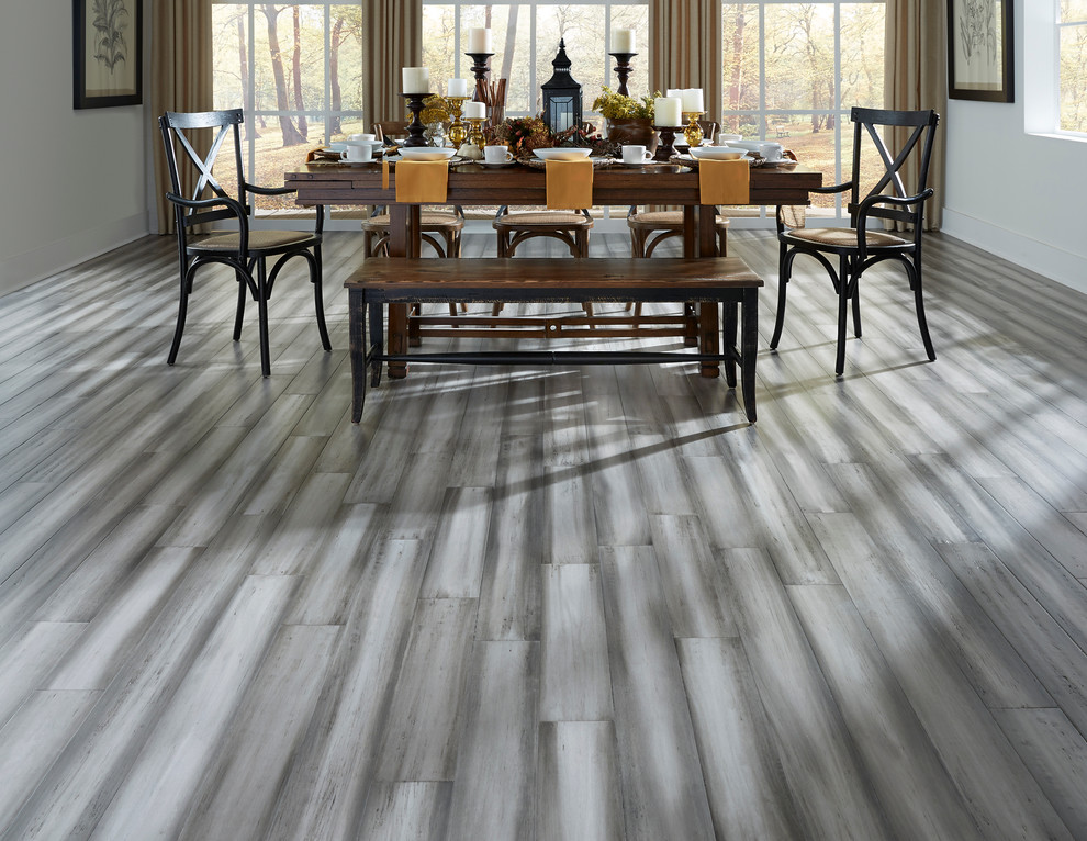 Inspiration pour une salle à manger ouverte sur le salon traditionnelle de taille moyenne avec un mur gris, parquet en bambou et un sol marron.