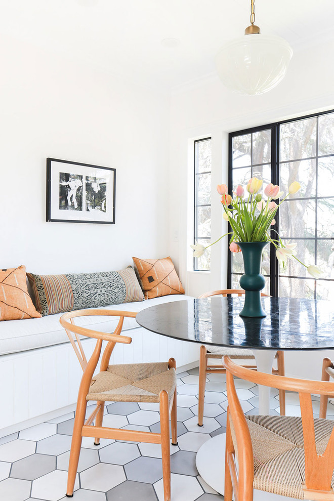 Mittelgroße Moderne Wohnküche ohne Kamin mit weißer Wandfarbe und Betonboden in Los Angeles