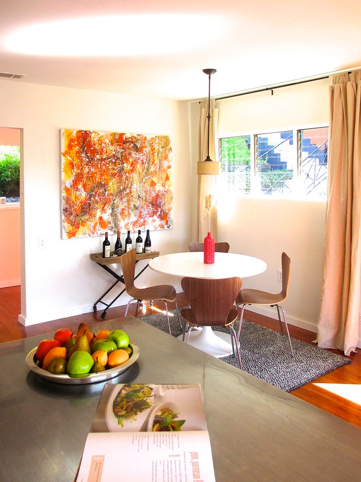 Inspiration for a contemporary dining room in Los Angeles.