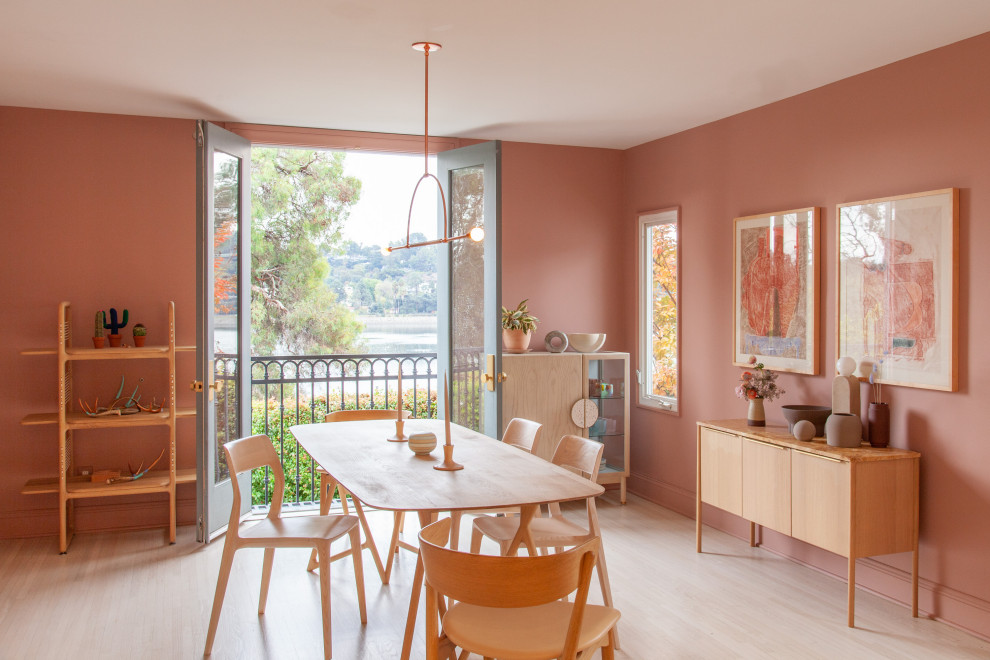 Cette photo montre une salle à manger scandinave avec un mur rose, parquet clair et un sol beige.