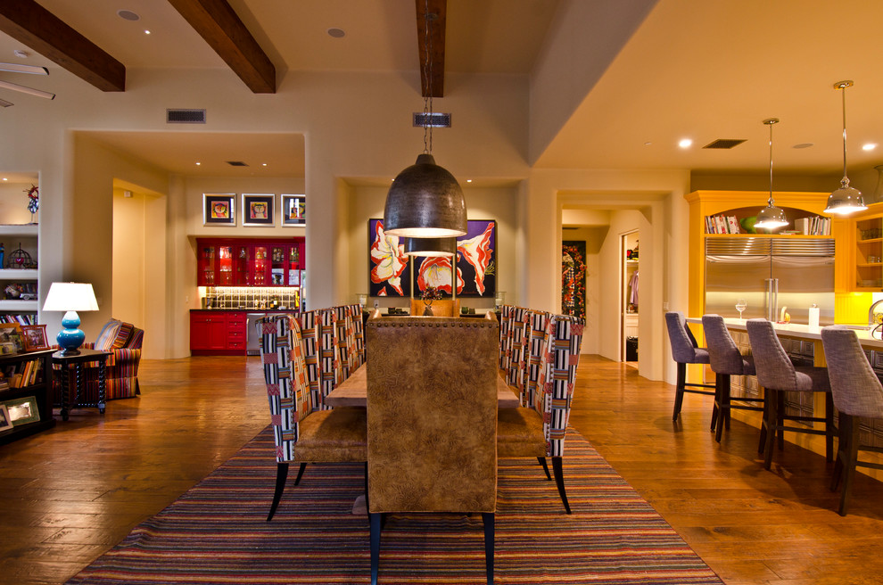 Ispirazione per una grande sala da pranzo aperta verso il soggiorno stile americano con pareti beige, pavimento in legno massello medio e pavimento marrone