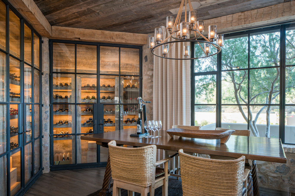 Imagen de comedor rural cerrado con suelo de madera oscura