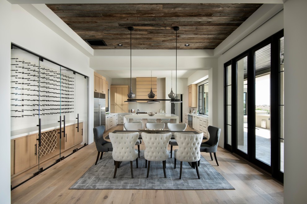 Aménagement d'une très grande salle à manger ouverte sur la cuisine contemporaine avec un mur blanc, un sol en bois brun et un sol marron.