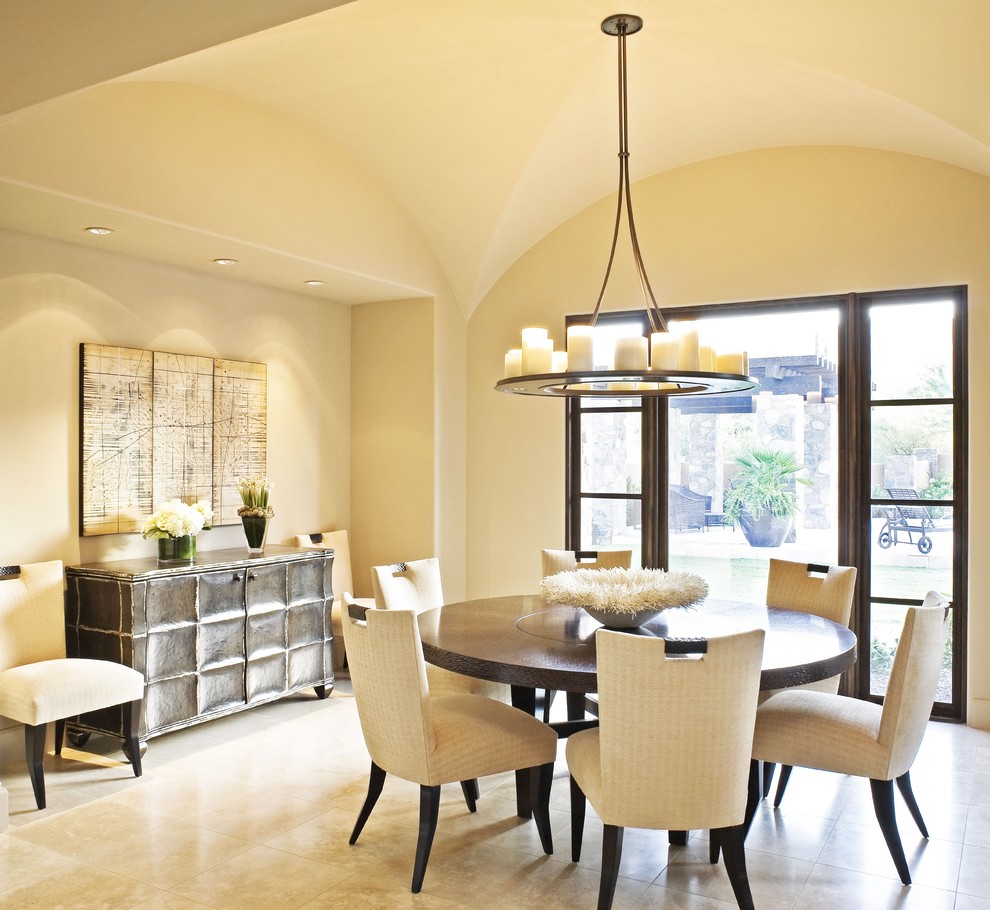 Foto di una grande sala da pranzo aperta verso il soggiorno tradizionale con pareti beige e pavimento con piastrelle in ceramica