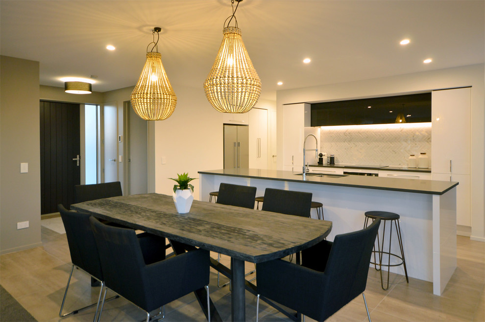 Idee per una sala da pranzo aperta verso la cucina minimal di medie dimensioni con pareti bianche e pavimento in gres porcellanato
