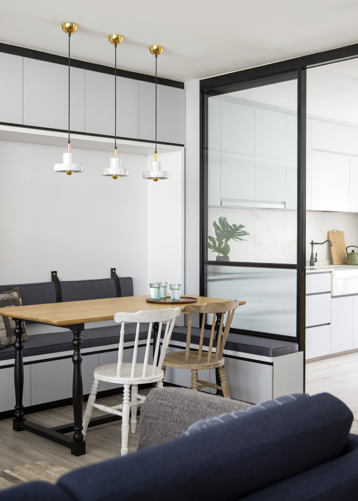 Idéer för minimalistiska matplatser, med vita väggar, ljust trägolv och grått golv