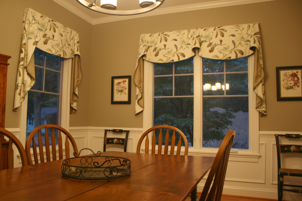 На фото: столовая в стиле неоклассика (современная классика) с коричневыми стенами, паркетным полом среднего тона и панелями на стенах с