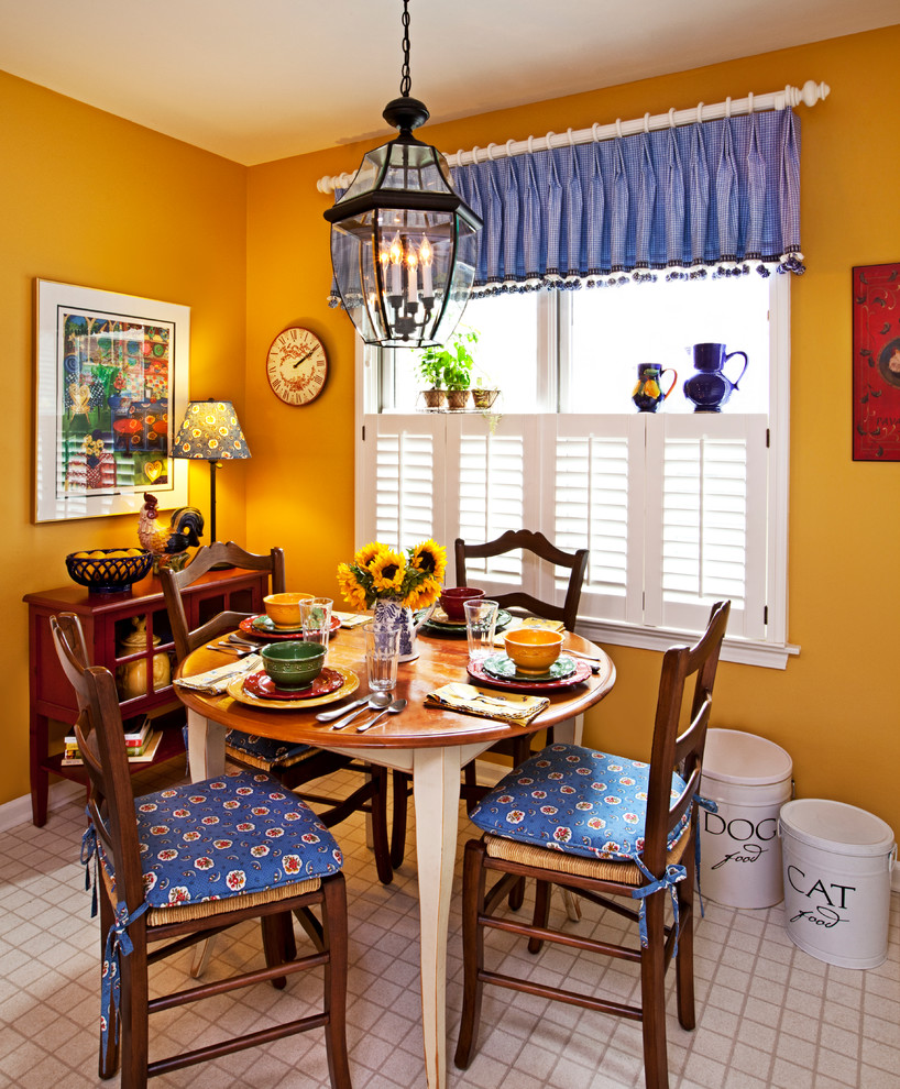 На фото: маленькая гостиная-столовая в стиле кантри с желтыми стенами, полом из керамической плитки и белым полом без камина для на участке и в саду с