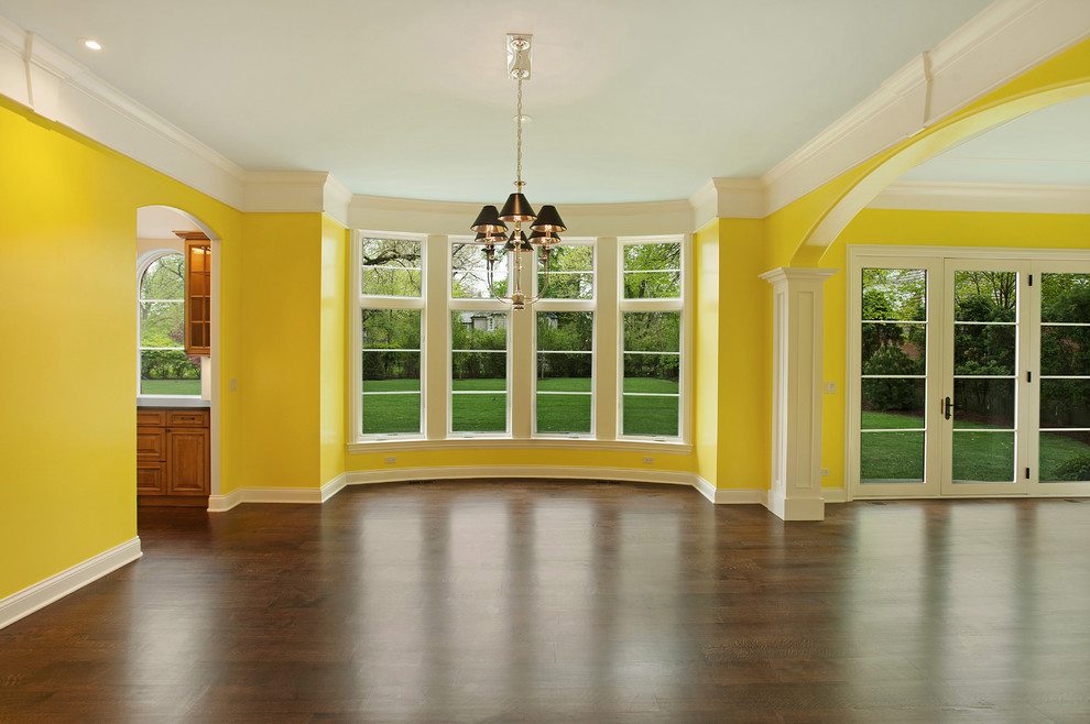 Источник вдохновения для домашнего уюта: отдельная столовая в классическом стиле с желтыми стенами и паркетным полом среднего тона