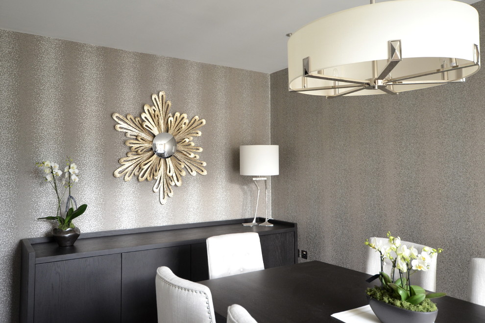 Inspiration pour une salle à manger ouverte sur la cuisine design avec mur métallisé et parquet foncé.