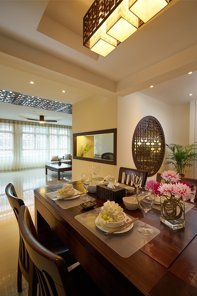 This is an example of a world-inspired dining room in Singapore.