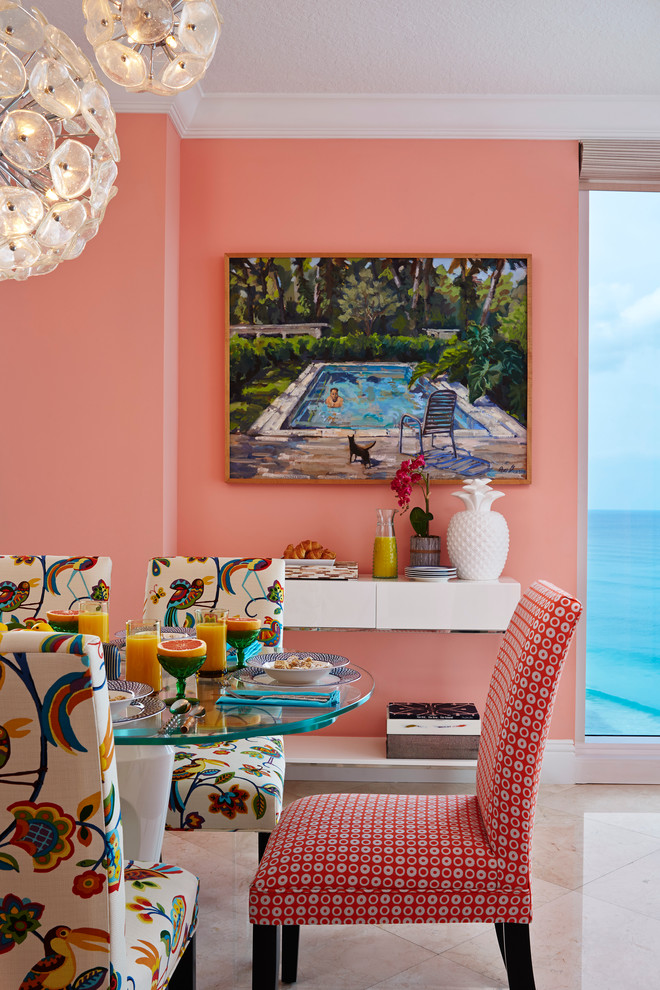 Foto på en tropisk matplats, med rosa väggar