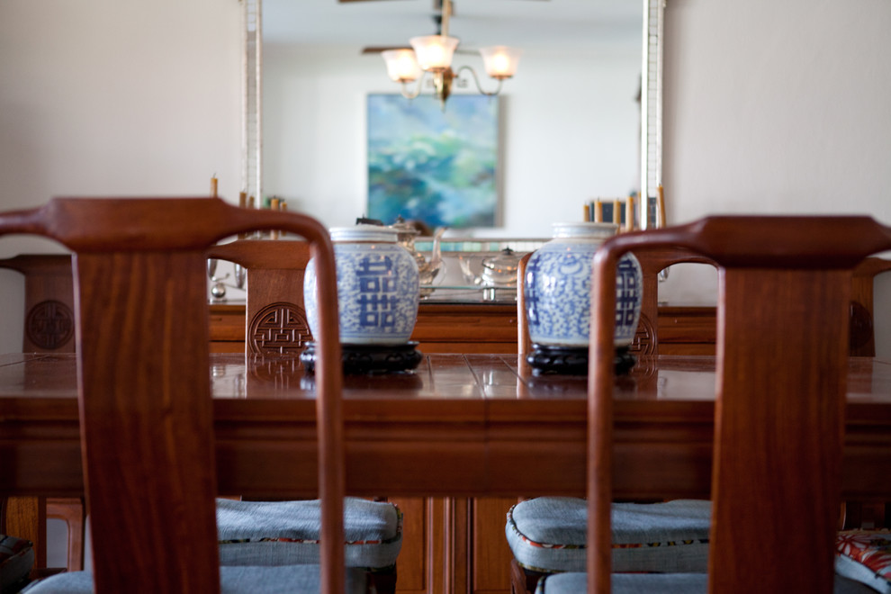 Cette photo montre une salle à manger ouverte sur la cuisine éclectique de taille moyenne avec un mur beige et aucune cheminée.