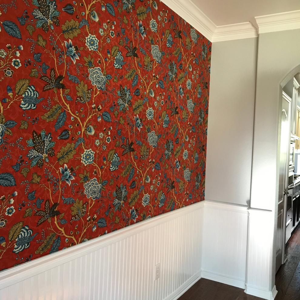 Offenes Klassisches Esszimmer ohne Kamin mit roter Wandfarbe, braunem Holzboden und braunem Boden in Austin