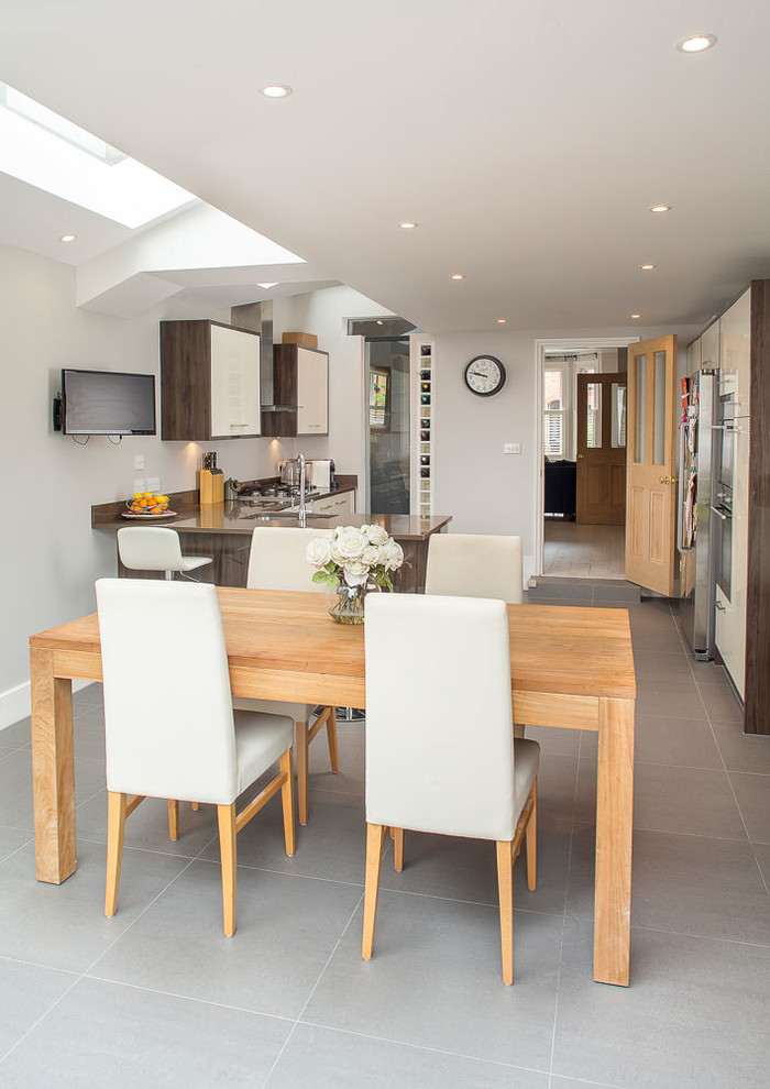 Mittelgroße Moderne Wohnküche ohne Kamin mit grauer Wandfarbe und Keramikboden in Sonstige