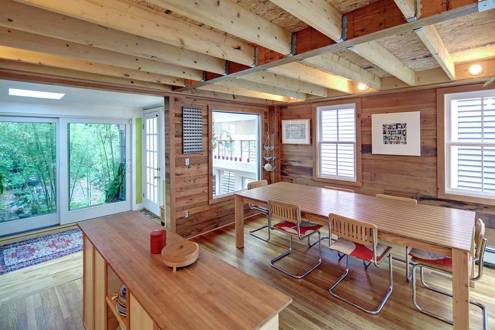 Идея дизайна: маленькая кухня-столовая в современном стиле с коричневыми стенами, светлым паркетным полом и бежевым полом без камина для на участке и в саду
