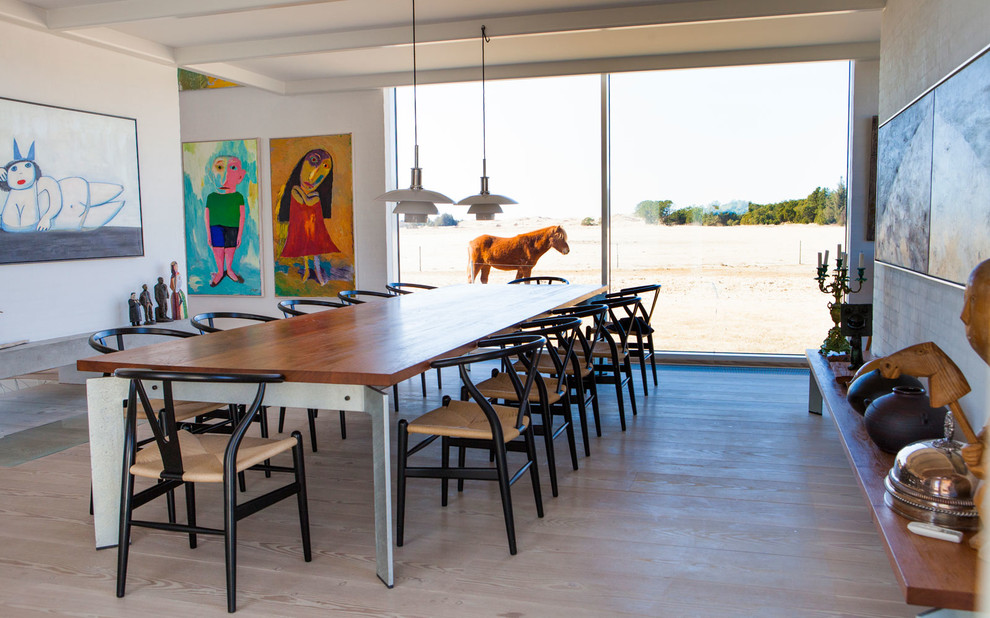 Bild på ett stort minimalistiskt kök med matplats, med vita väggar och ljust trägolv