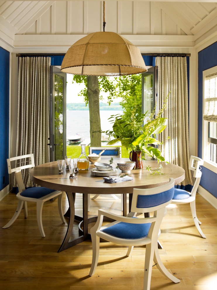 Idee per una sala da pranzo costiera con pareti blu