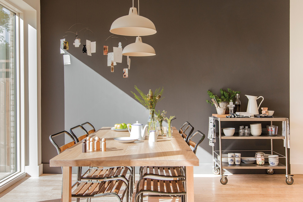 Inspiration för en minimalistisk matplats, med ljust trägolv och grå väggar