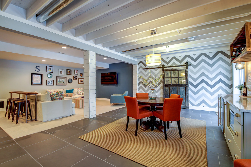Стильный дизайн: гостиная-столовая среднего размера в стиле фьюжн с серыми стенами, полом из керамогранита и серым полом без камина - последний тренд