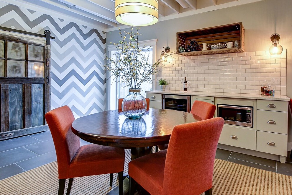 Свежая идея для дизайна: гостиная-столовая среднего размера в стиле фьюжн с серыми стенами, полом из керамогранита и серым полом без камина - отличное фото интерьера